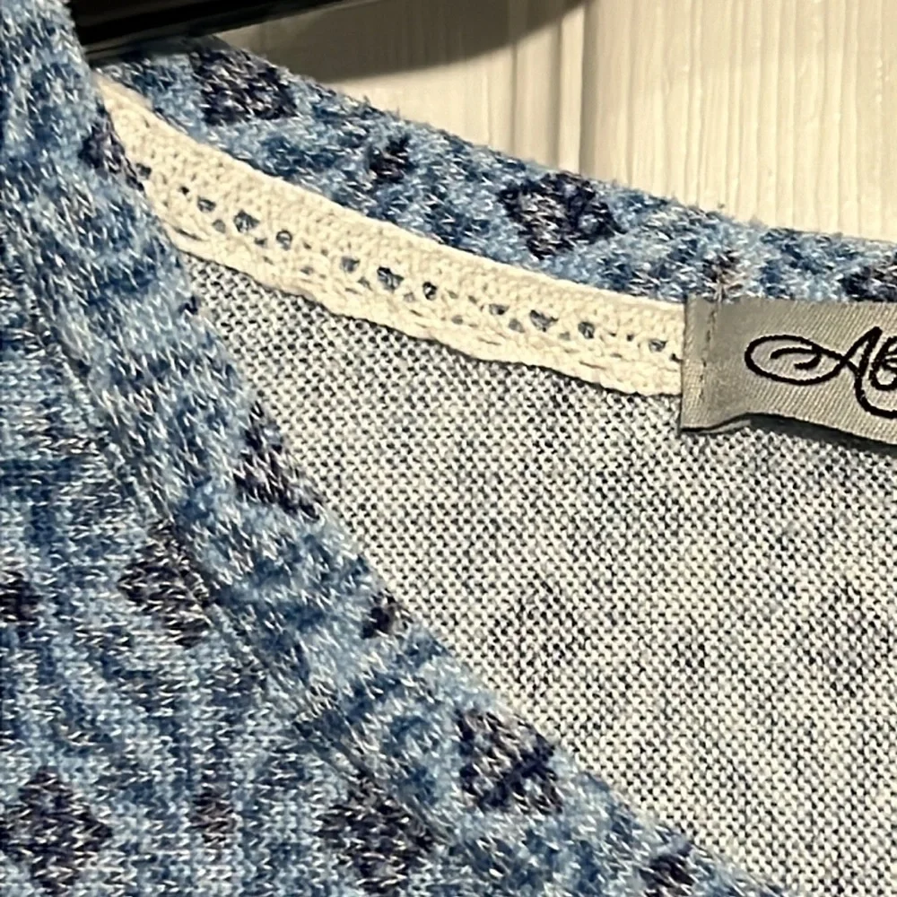 Absolutely Famous Women’s Top. Size Medium - Blue 3/4 Sleeves - Picture 7 of 8